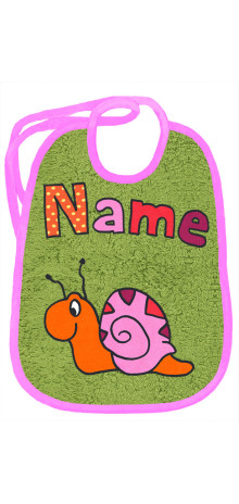 Rasende Schnecke auf moosgrün