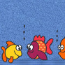 Blubbernde Fische auf azur